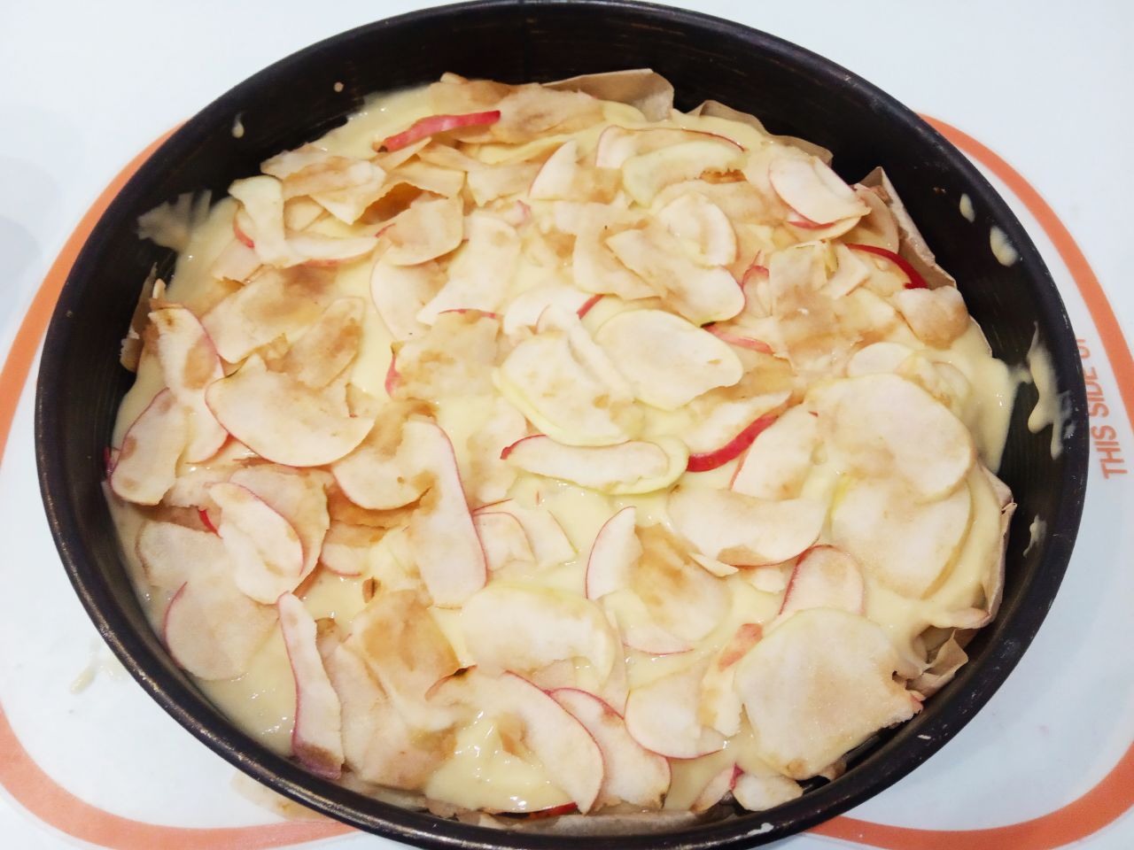 Пирог с яблоками на кефире и растительном масле, просто и вкусно: На тесто выкладываем оставшиеся ломтики яблок.