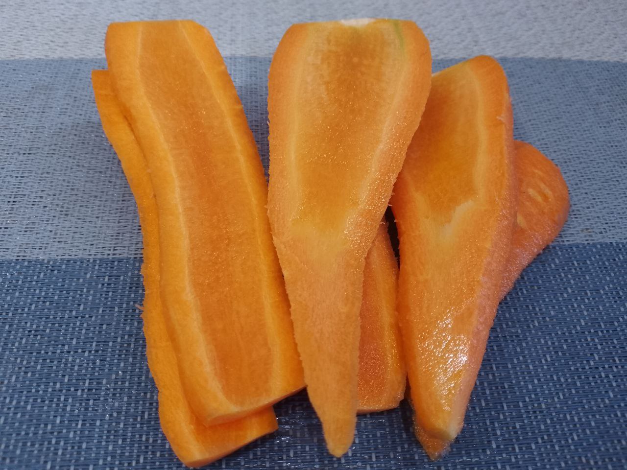Салат из овощей, запеченных в духовке, полезно и вкусно: Морковь очищаем от кожуры, промываем и разрезаем на тонкие длинные полоски, чтобы быстрее пропеклись.