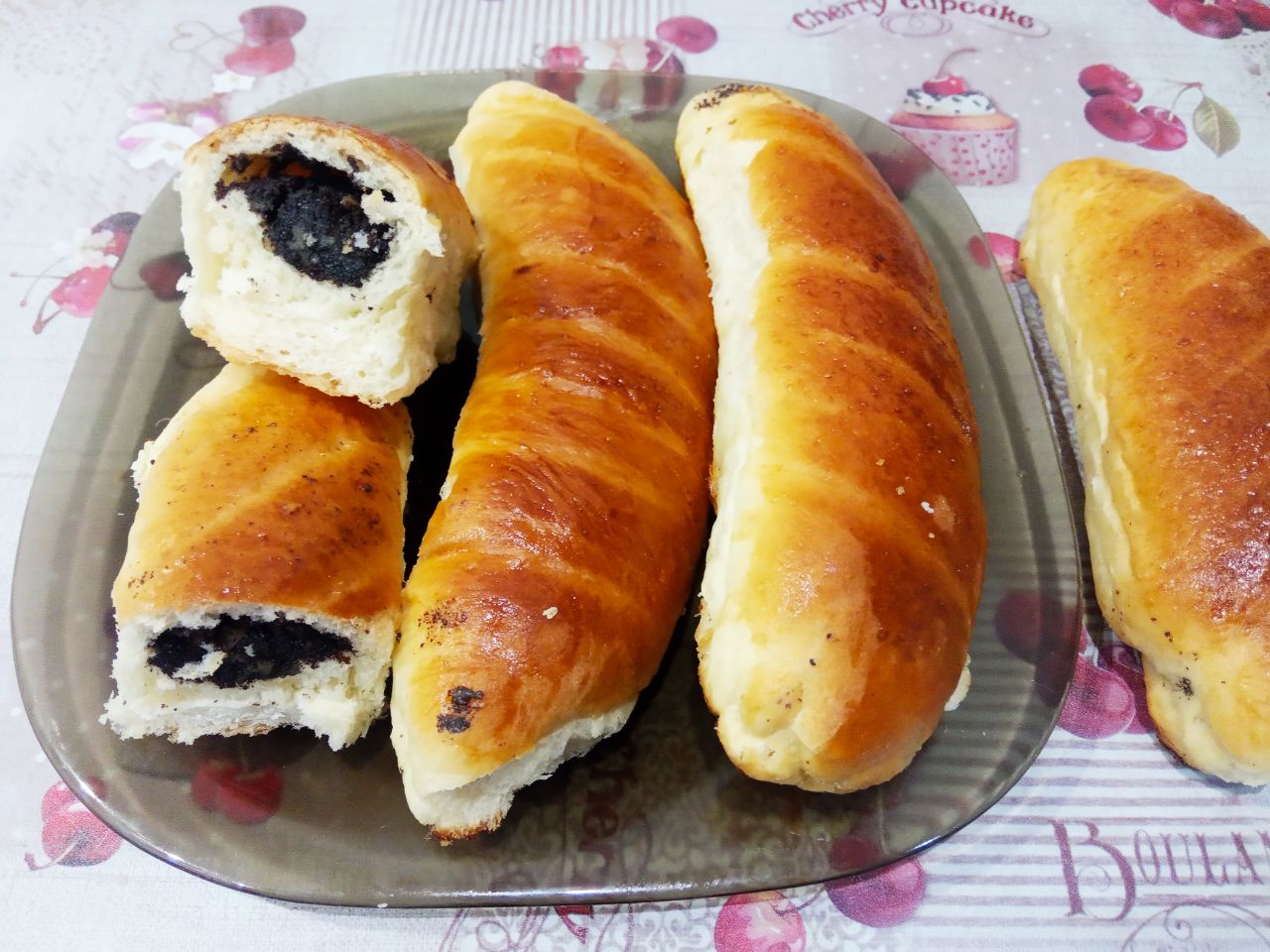 Булочки с начинкой из яблок и мака: Испеченные булочки охлаждаем и складываем на поднос, по желанию посыпаем сахарной пудрой.