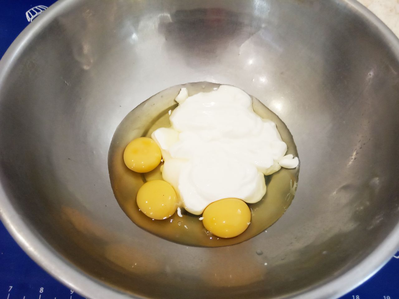 Жареные пирожки из творожного теста, с фаршем и луком, вкусные и аппетитные: Добавляем творог, сметану, соль и соду, размешиваем.