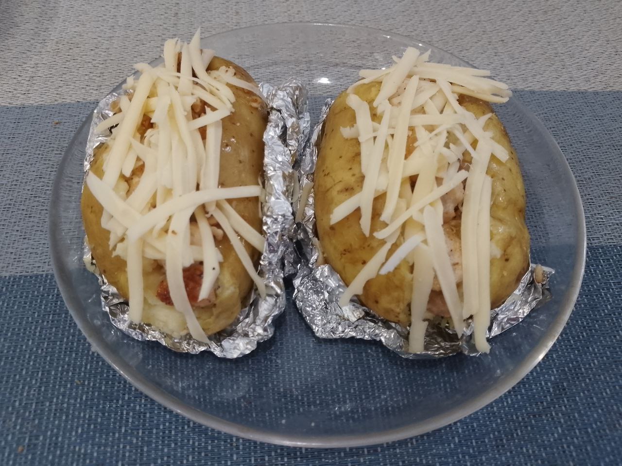 Картошка крошка нежная ароматная и сытная: Выкладываем сверху мясо и тертый сыр и немного заворачиваем в фольгу, но не полностью.