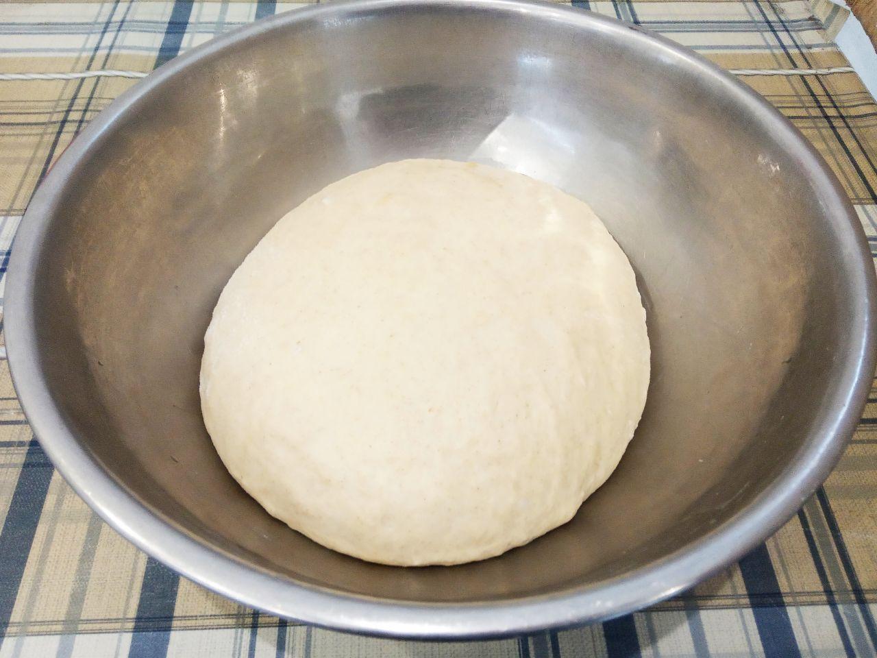 Пицца домашняя, просто, быстро и вкусно: Тесто накрываем и ставим в теплое место на час, чтобы поднялось.