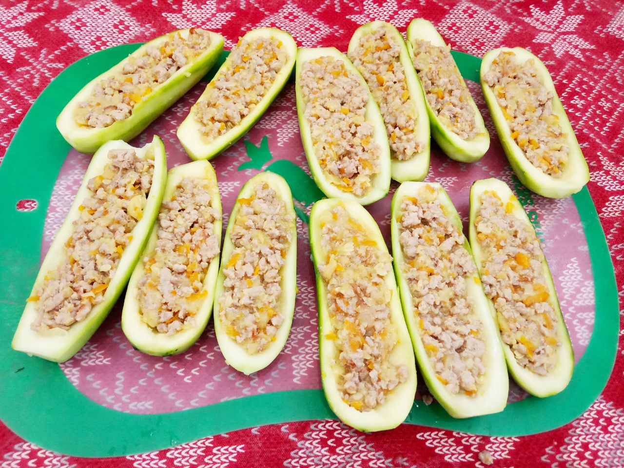 Кабачки фаршированные мясным фаршем, луком, морковью и сыром: Наполняем кабачки приготовленной начинкой.