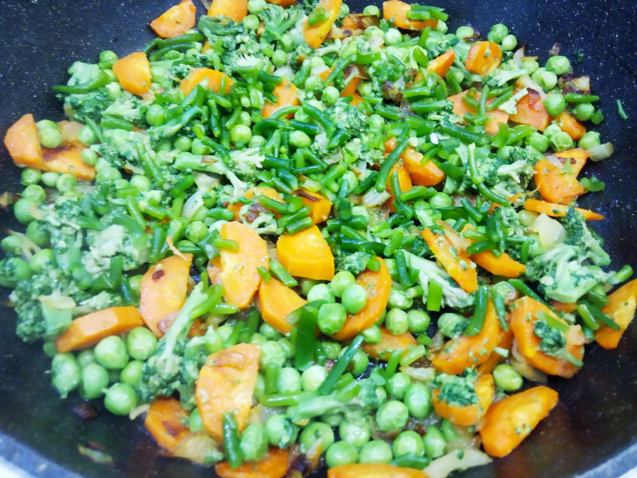 Тушеные овощи с рисом, брокколи и зелёным горошком, вкусно и полезно: Измельчаем чесночные стрелки и кладем к овощам.