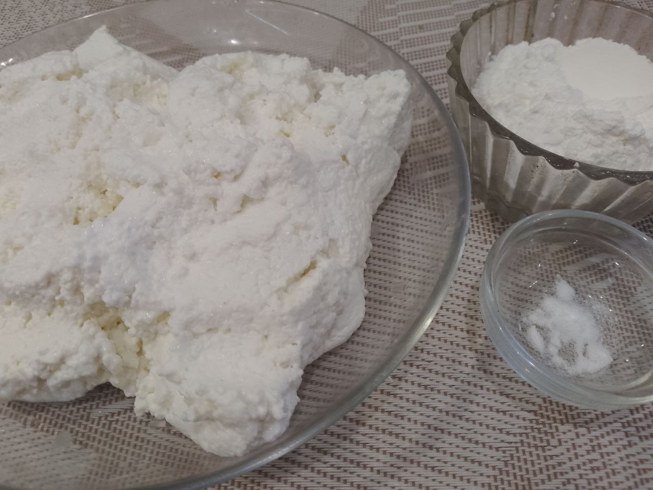 Пирог из песочной крошки, с творожной начинкой и замороженными ягодами: Приготовим творожную начинку.