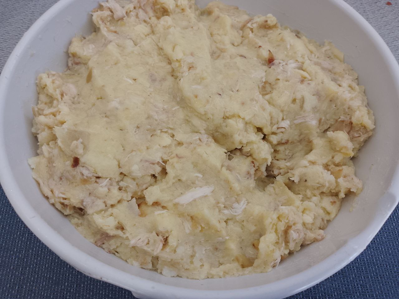 Картофельные котлеты с сыром, мясом, в яичном кляре: Соединяем пюре, обжаренное мясо, тертый сыр, яйца, соль, перец молотый и чеснок по вкусу. Котлетную массу