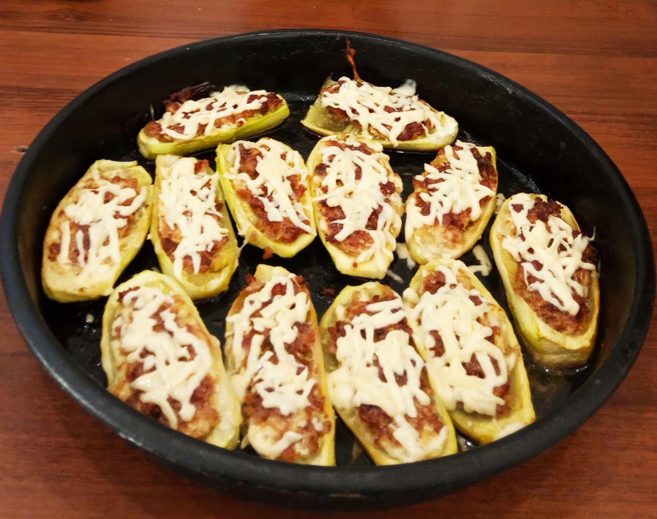 Кабачки фаршированные мясной начинкой и сыром: Сыр натираем на крупной терке и перед окончанием выпекания посыпаем сыром. Когда сыр расстает, вынимаем