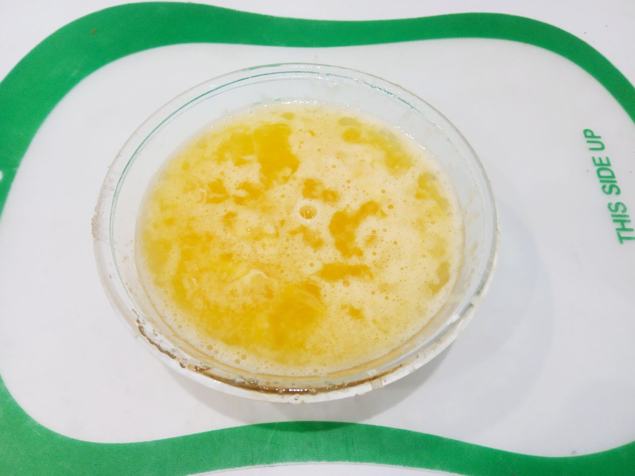 Манный пирог на кефире, просто и вкусно: Яйца разбиваем в посуду, добавляем сахар и размешиваем.