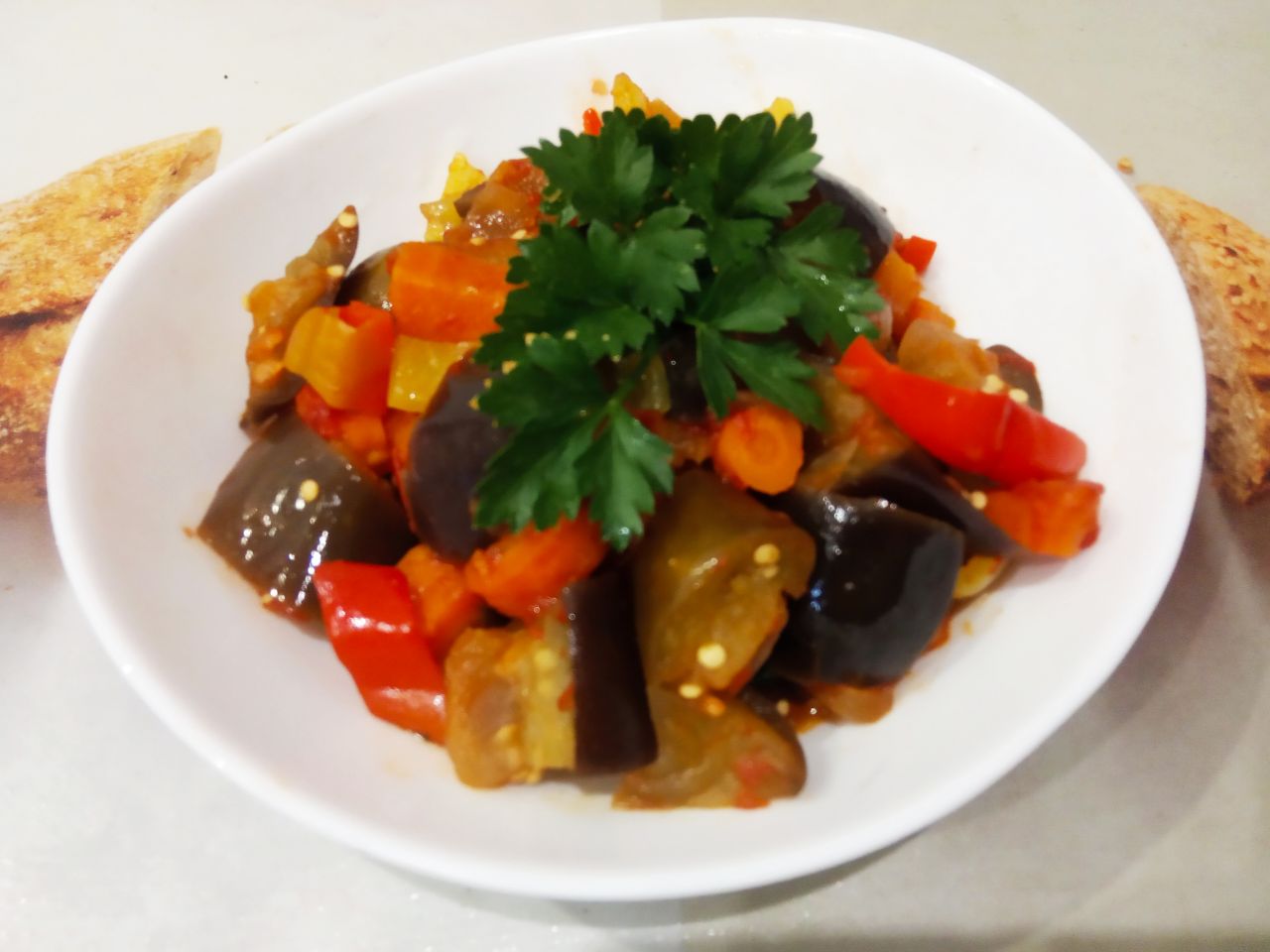 Овощи тушеные с баклажанами, вкусно и сытно: Доводим до кипения, уменьшаем огонь и тушим на медленном огне до готовности, примерно около получаса.