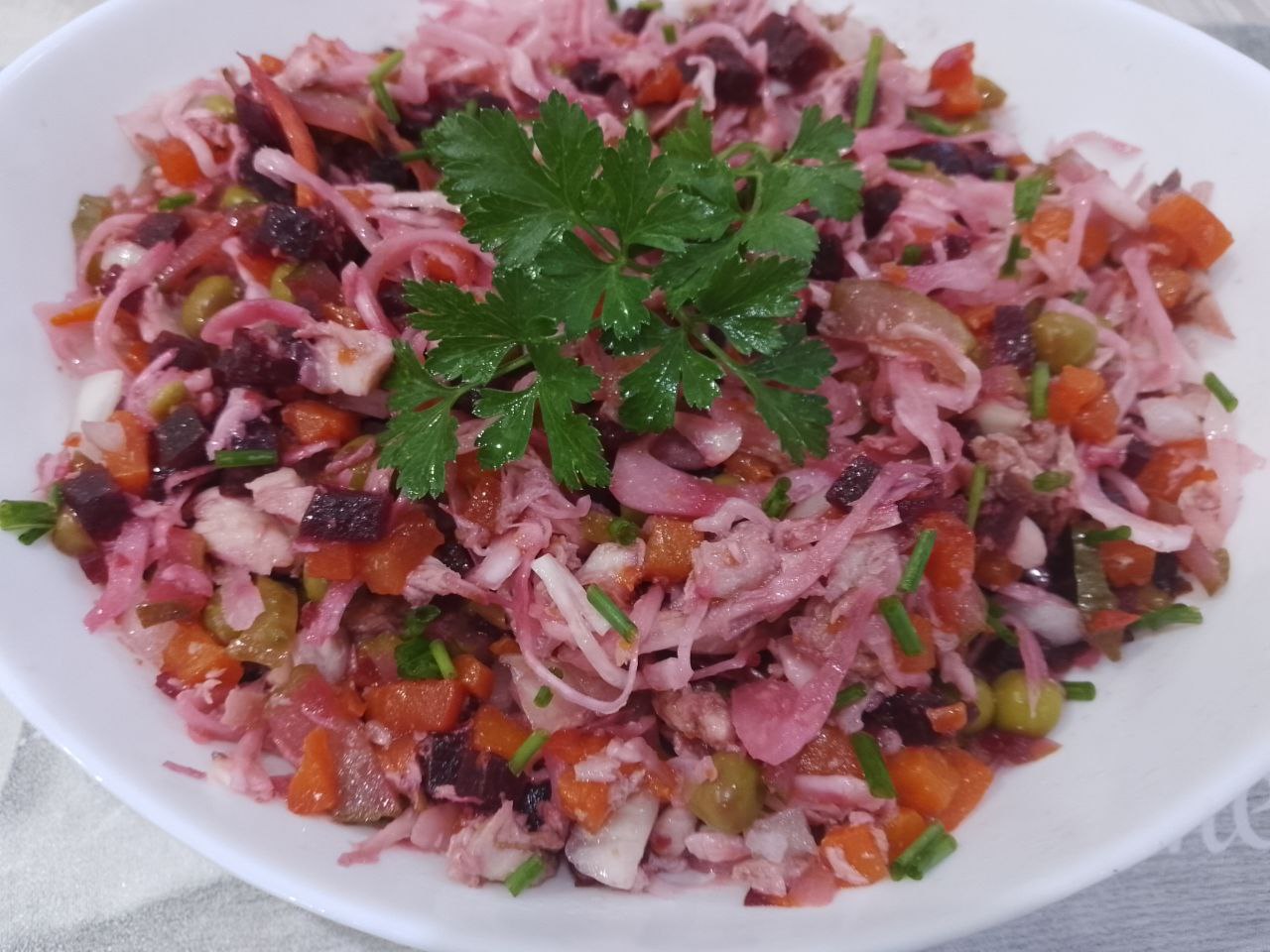 Салат из куриного мяса, свеклы и овощей, полезный и сытный: В чаше соединяем все ингредиенты для салата. Добавляем соль и растительное масло по вкусу, перемешиваем.