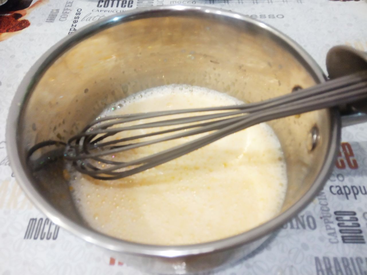 Молочный десерт с шоколадом, вкусный и аппетитный: Добавляем оставшееся молоко, тщательно размешиваем, ставим на огонь и доводим до кипения. Смесь постоянно при