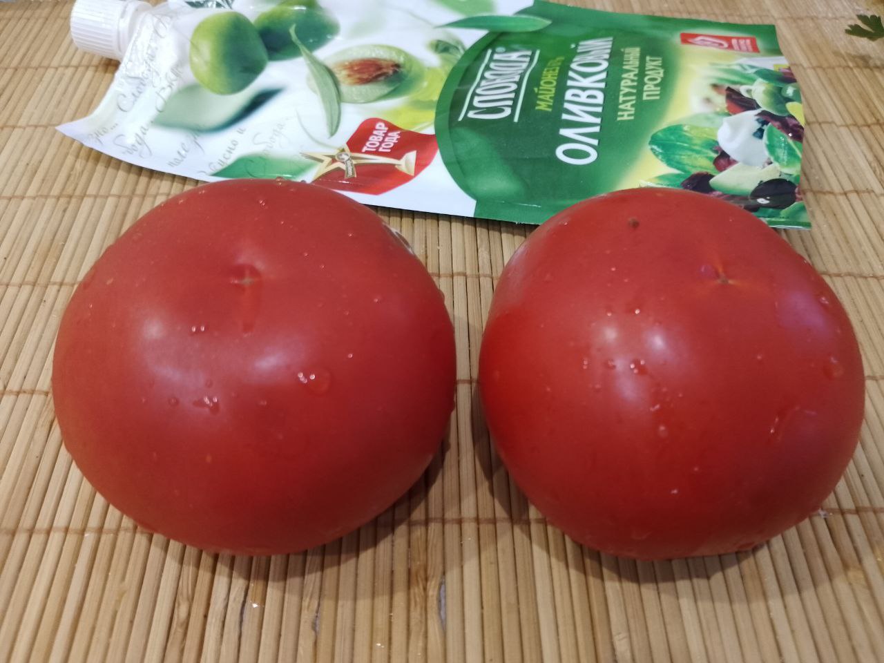 Вкусная закуска из лаваша, куриного филе и сыра, на сковороде: Помидоры промываем, удаляем плодоножки и разрезаем на маленькие кусочки или ломтики.