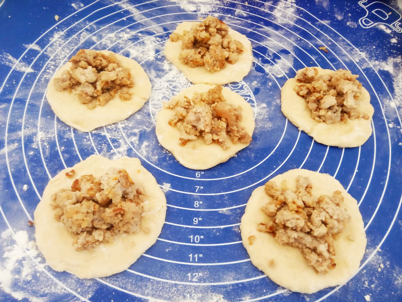 Жареные пирожки из творожного теста, с фаршем и луком, вкусные и аппетитные: На середину кружочков кладем начинку, края соединяем и формируем пирожки.