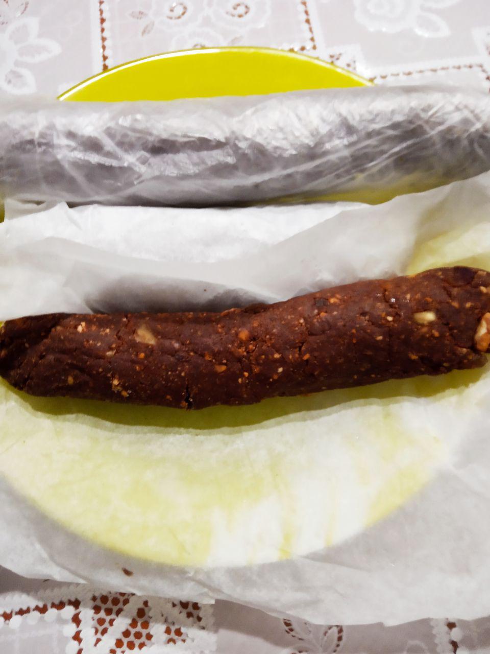 Сладкая колбаска с орехами и изюмом