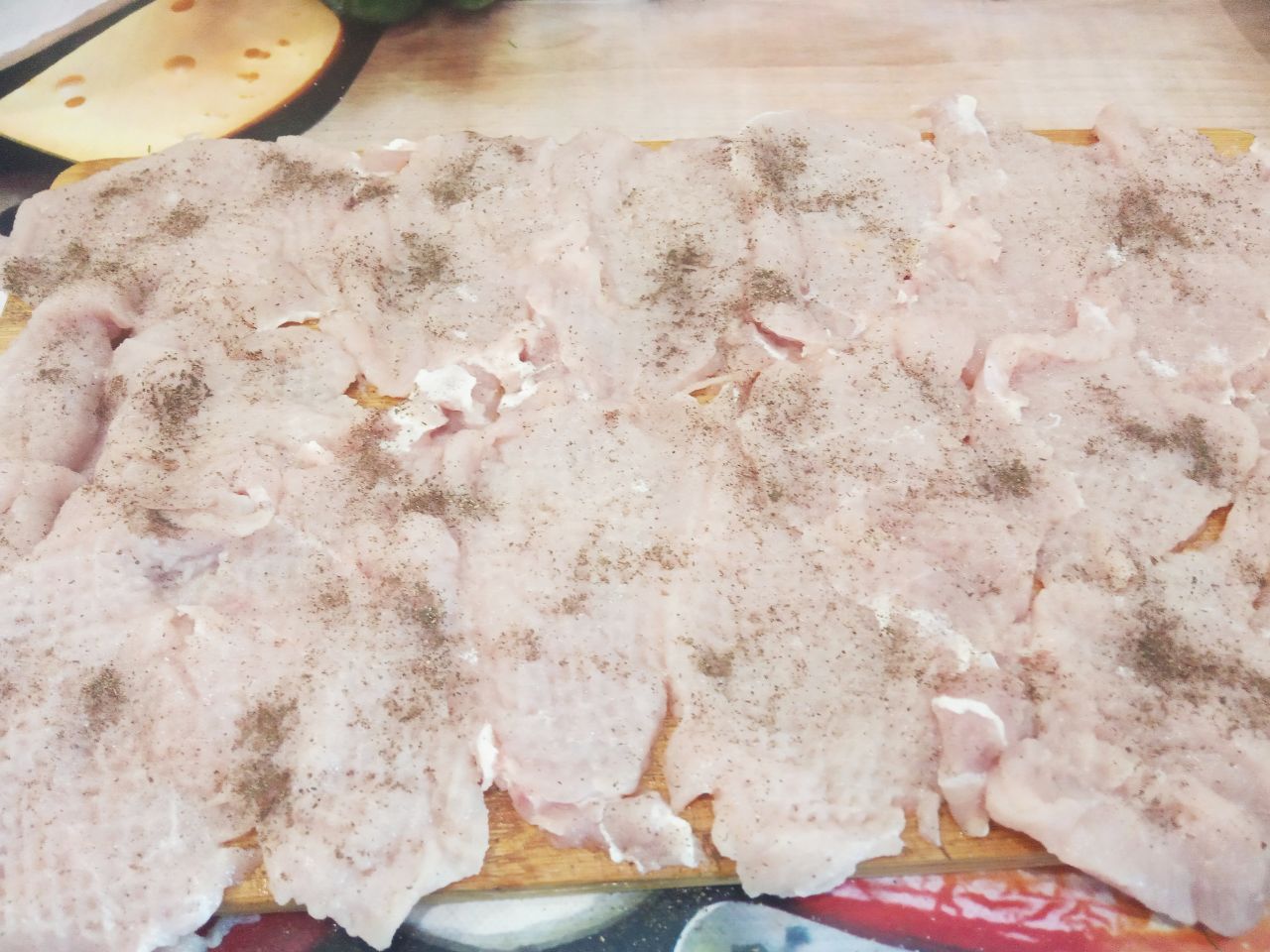 Отбивные  из свинины в кляре из яиц и сыра, вкусные и сытные: Кусочки накрываем пленкой и отбиваем с двух сторон, посыпаем солью и перцем по вкусу.