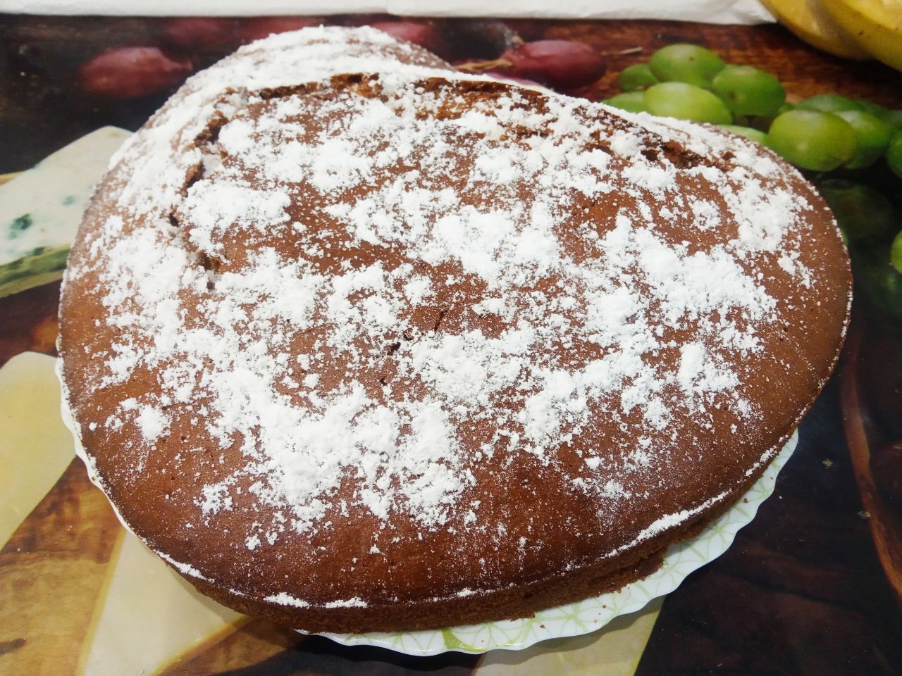 Чайный пирог с изюмом, воздушный и нежный: Достаем пирог из духовки и немного охлаждаем в форме. Вынимаем пирог из формы и посыпаем сахарной пудрой пр