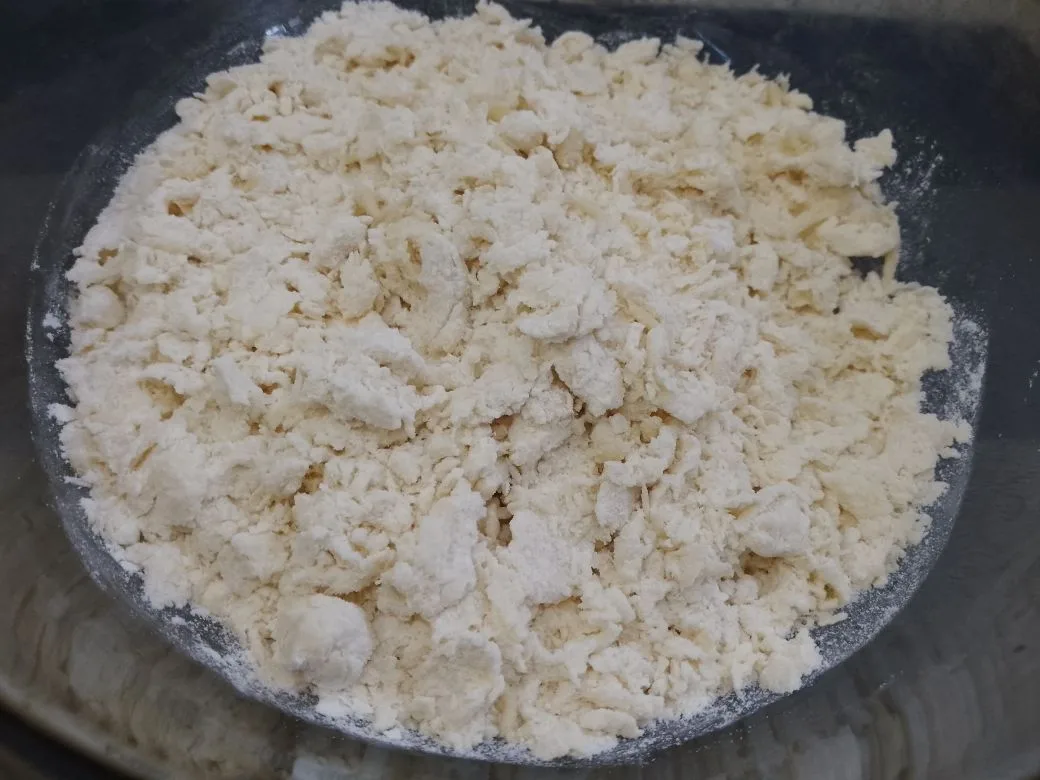 Песочные пирожные с замороженной малиной и в сахарной глазури: Кладем в муку размягченное сливочное масло и растираем в мелкую крошку.