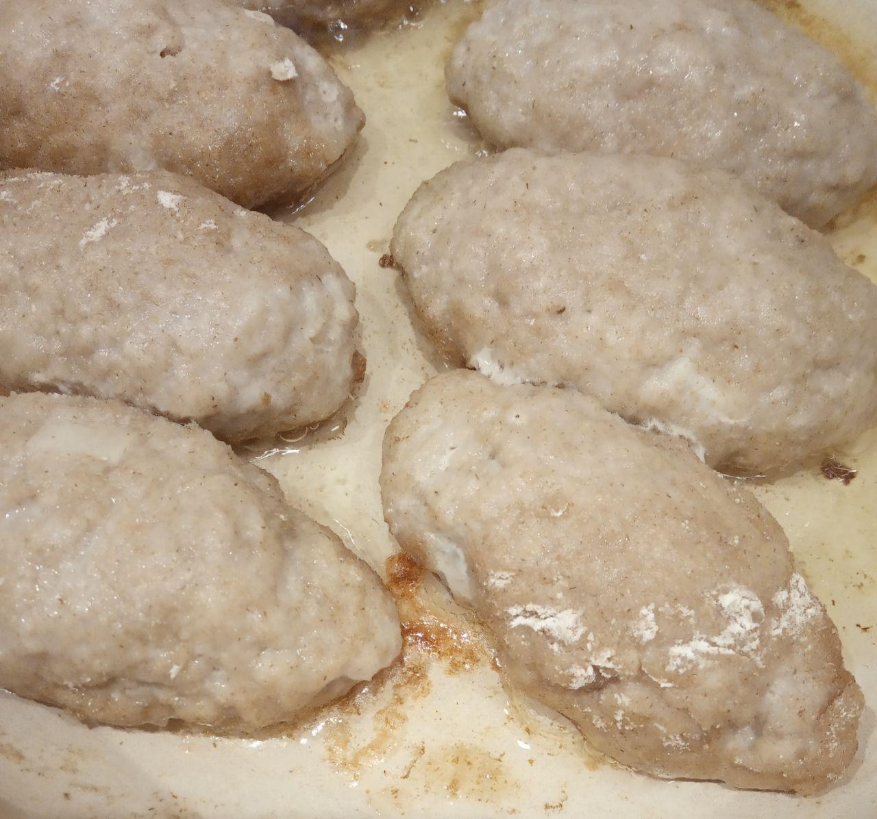 Вкусные сочные мясные картофельные котлеты: Котлетную массу разделяем на небольшие равные части, формируем зразы и обваливаем в муке или панировочных