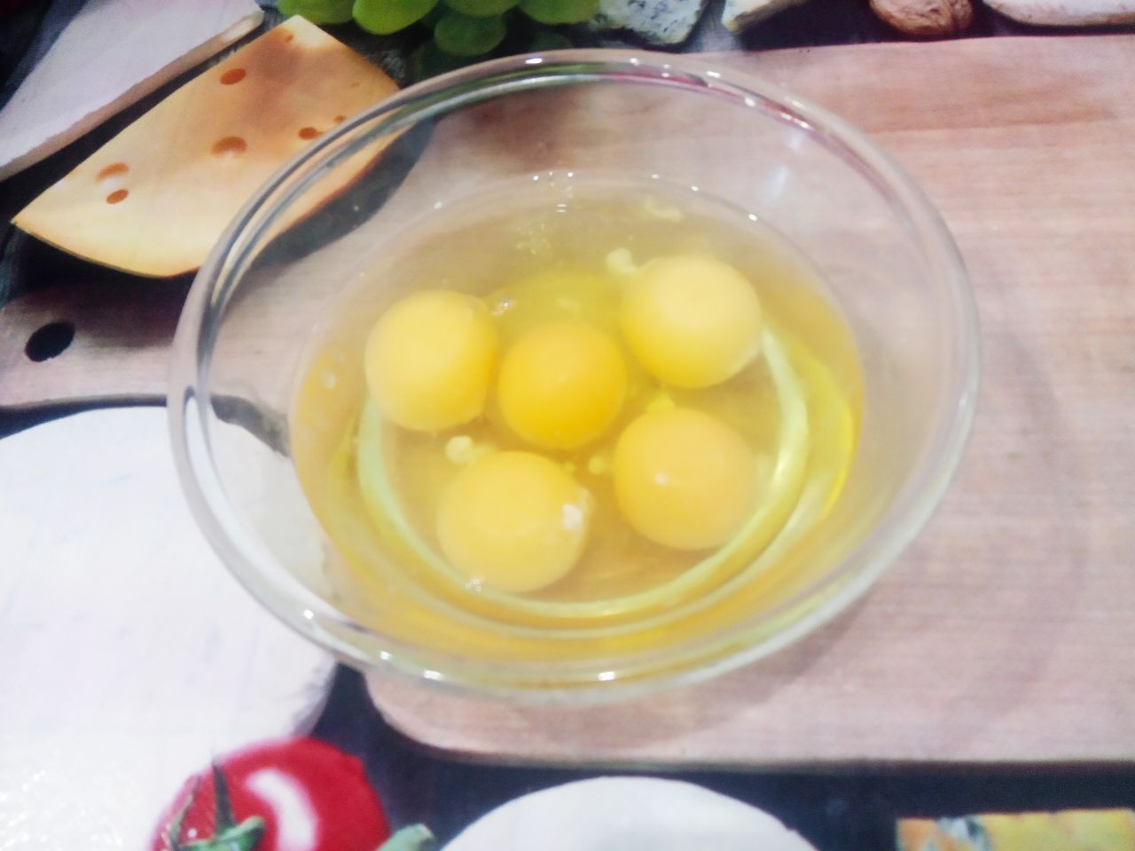 Отбивные  из свинины в кляре из яиц и сыра, вкусные и сытные: Для кляра, разбиваем яйца в миску и взбиваем венчиком.
