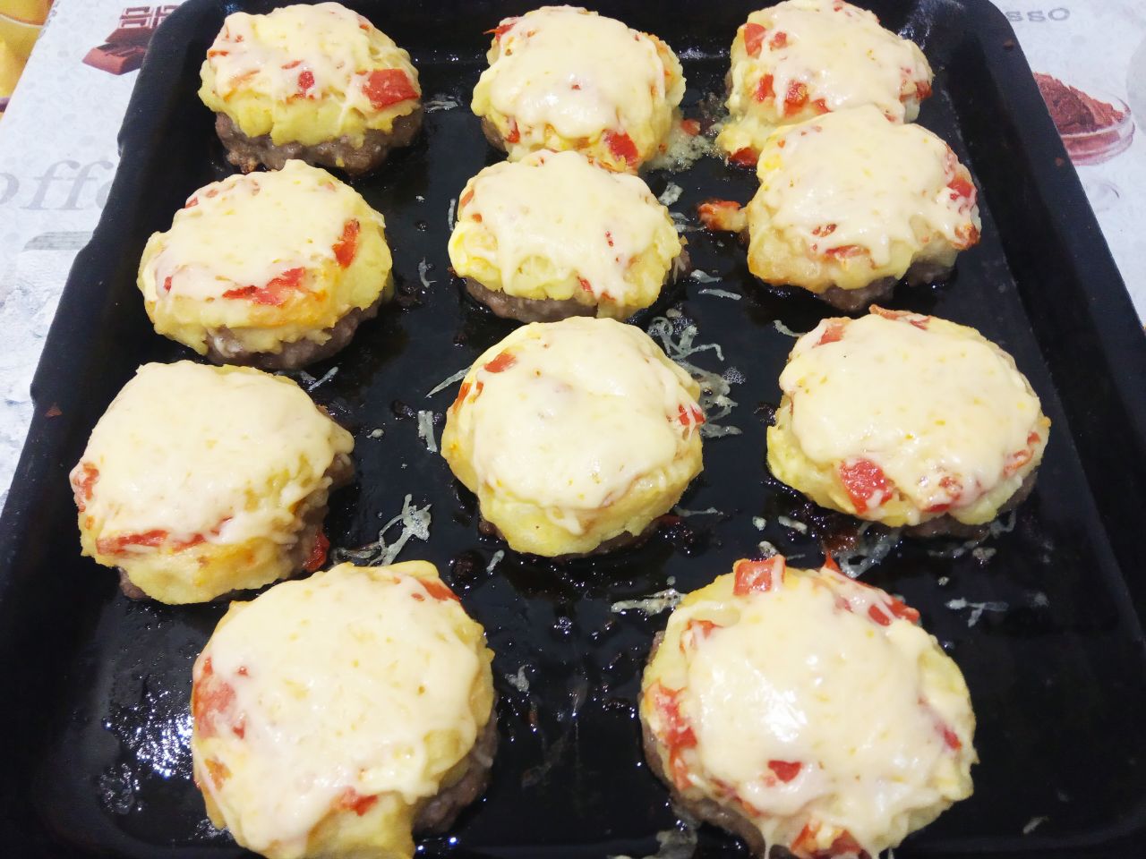 Мясные стожки с сыром и картофельным пюре