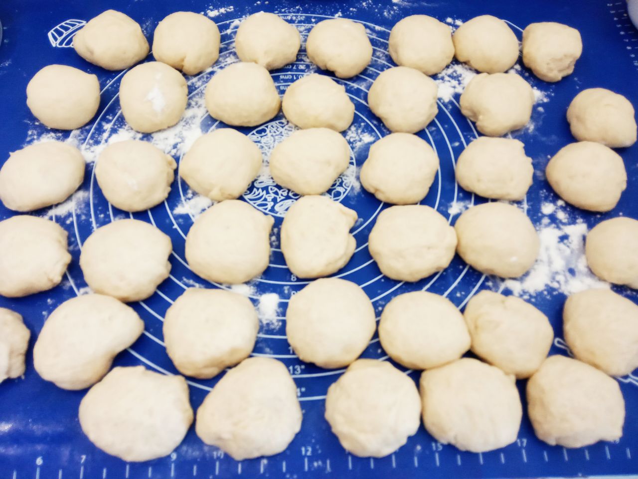 Воздушные и мягкие булочки с изюмом, в сахарной глазури: Когда тесто увеличится в объеме, разделяем на небольшие колобки, у меня вышло 44 колобка. Колобки накрываем и