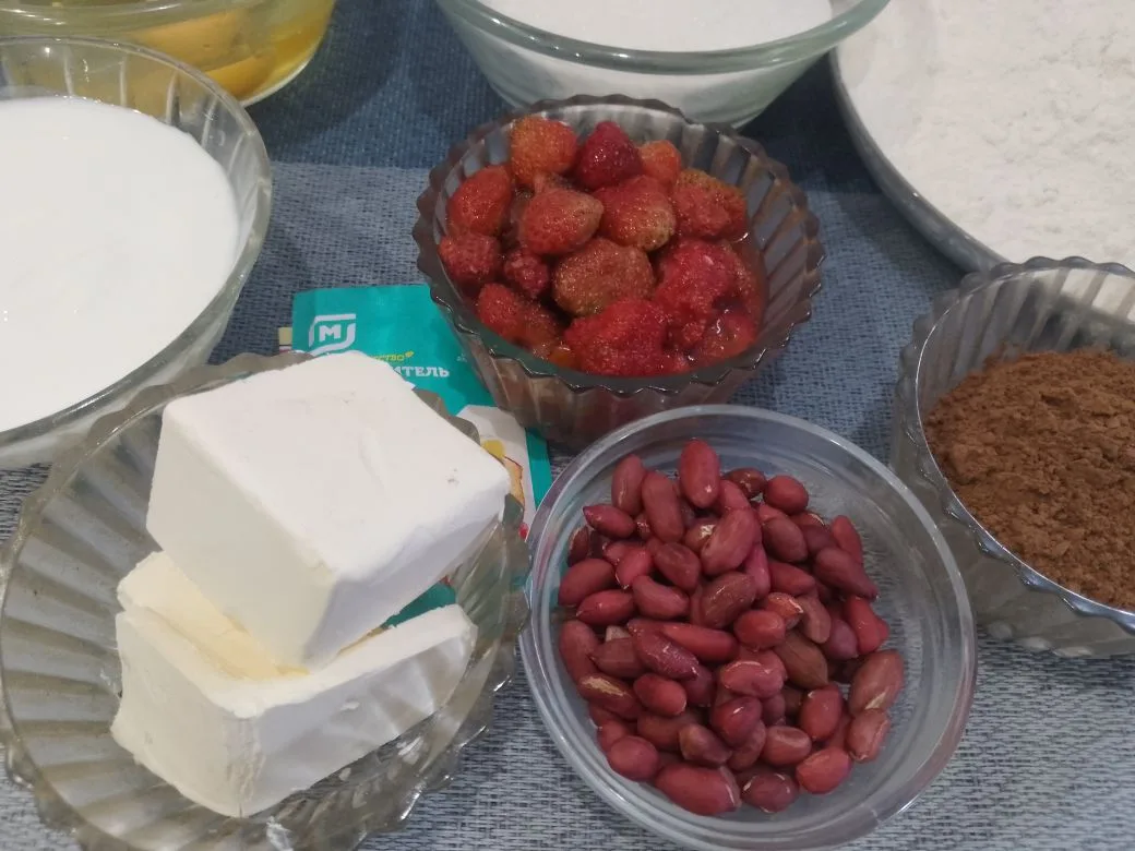 Шоколадный пирог на сметане, с клубникой и орехами