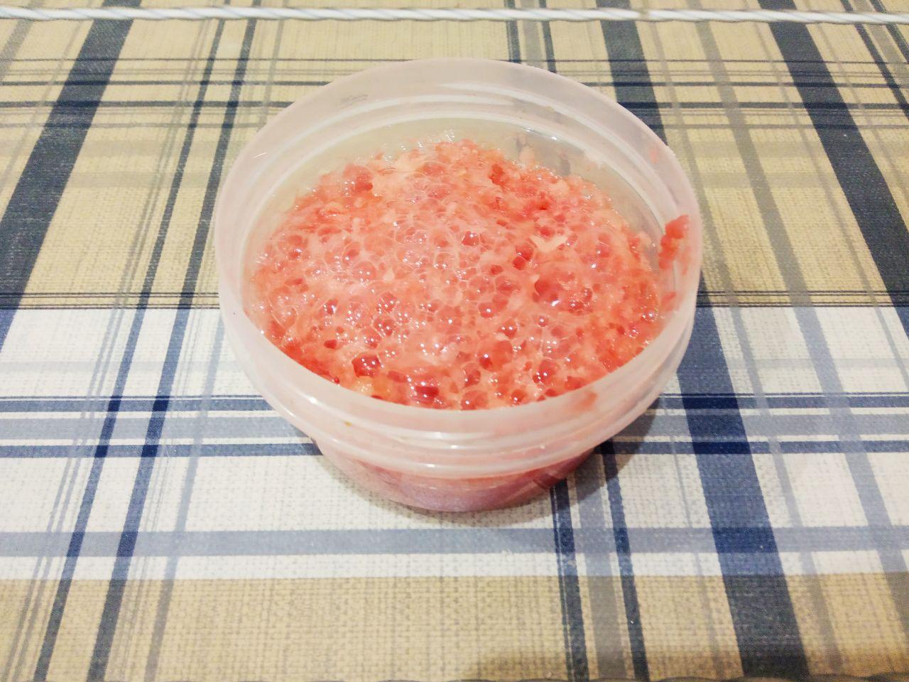 Простой рецепт грейпфрутового печенья, просто и вкусно: Грейпфрут натираем на терке и добавляем соду, перемешиваем.