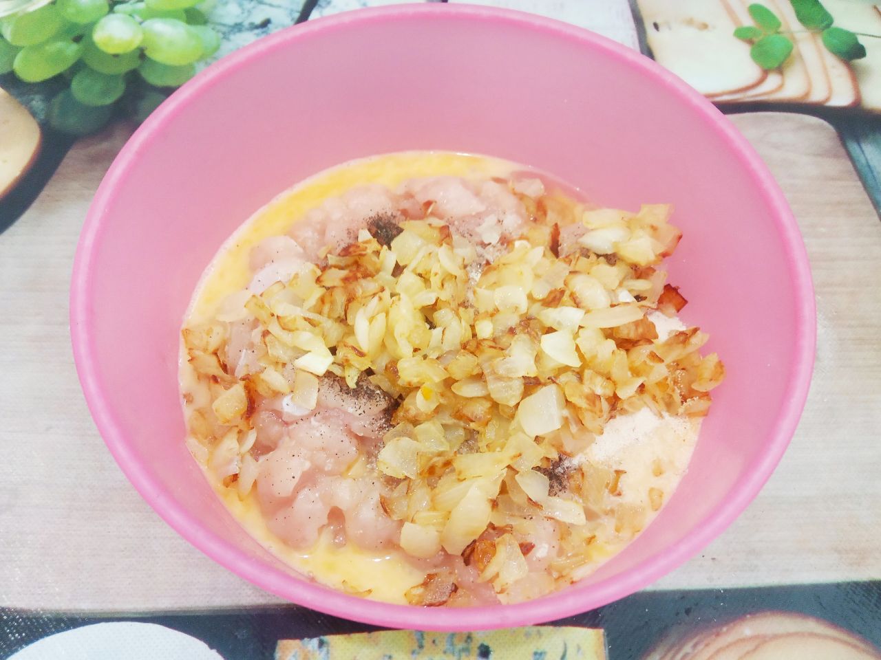 Котлеты из рубленого куриного филе, жареного лука и манной крупы: Соединяем филе, яйца, манную крупу, жареный лук и чеснок. Добавляем по вкусу соль и перец, массу тщательно
