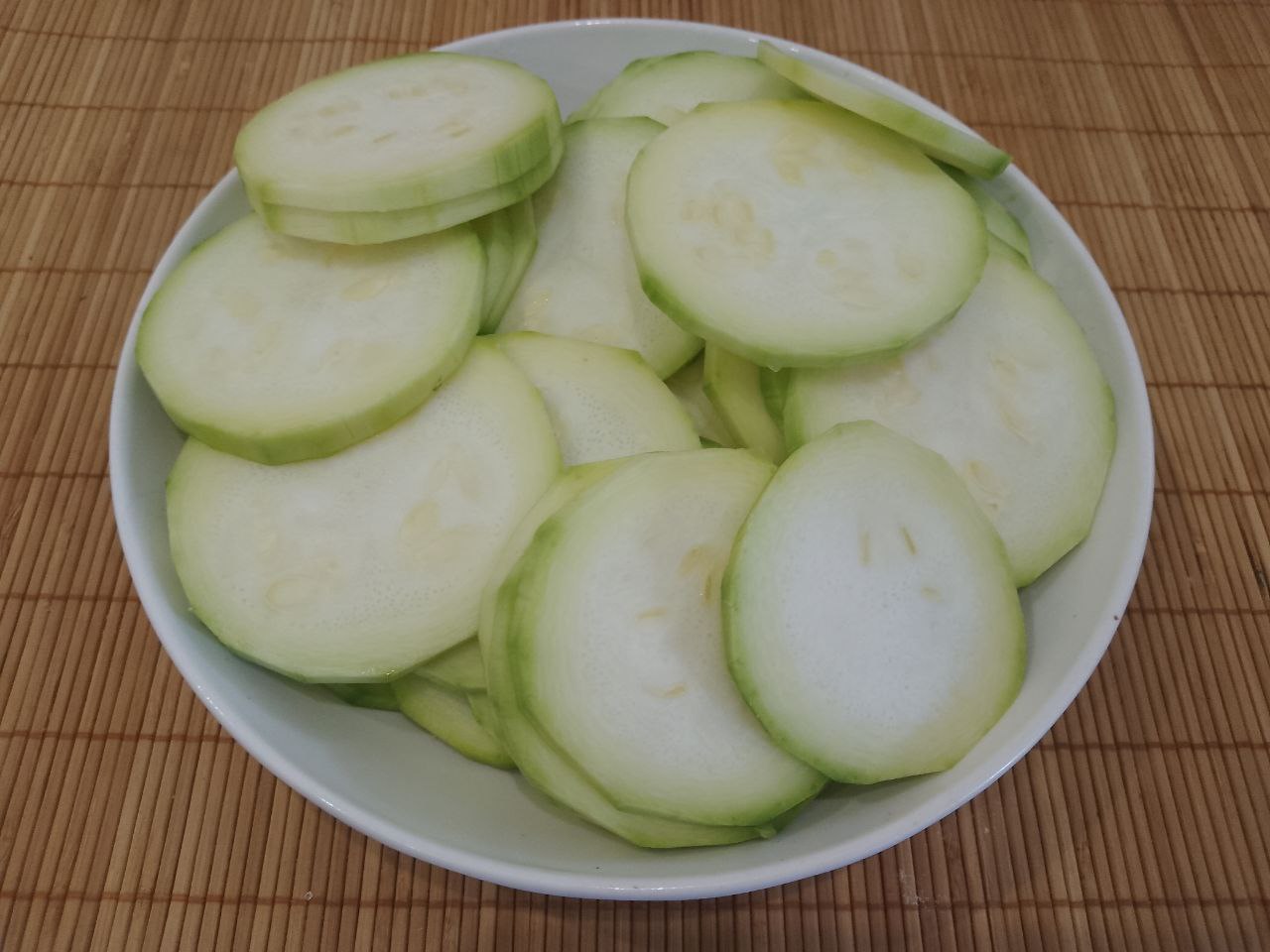 Кабачки жареные с чесноком, майонезом и укропом: Разрезаем кабачки на тонкие кружочки или длинные полоски, солим по вкусу.
