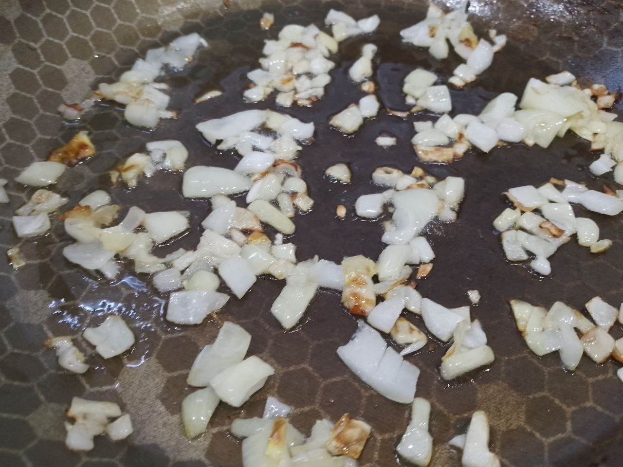 Картофельные котлеты с сыром, мясом, в яичном кляре: Разогреваем сковороду с растительным маслом и обжариваем лук до золотистого цвета.