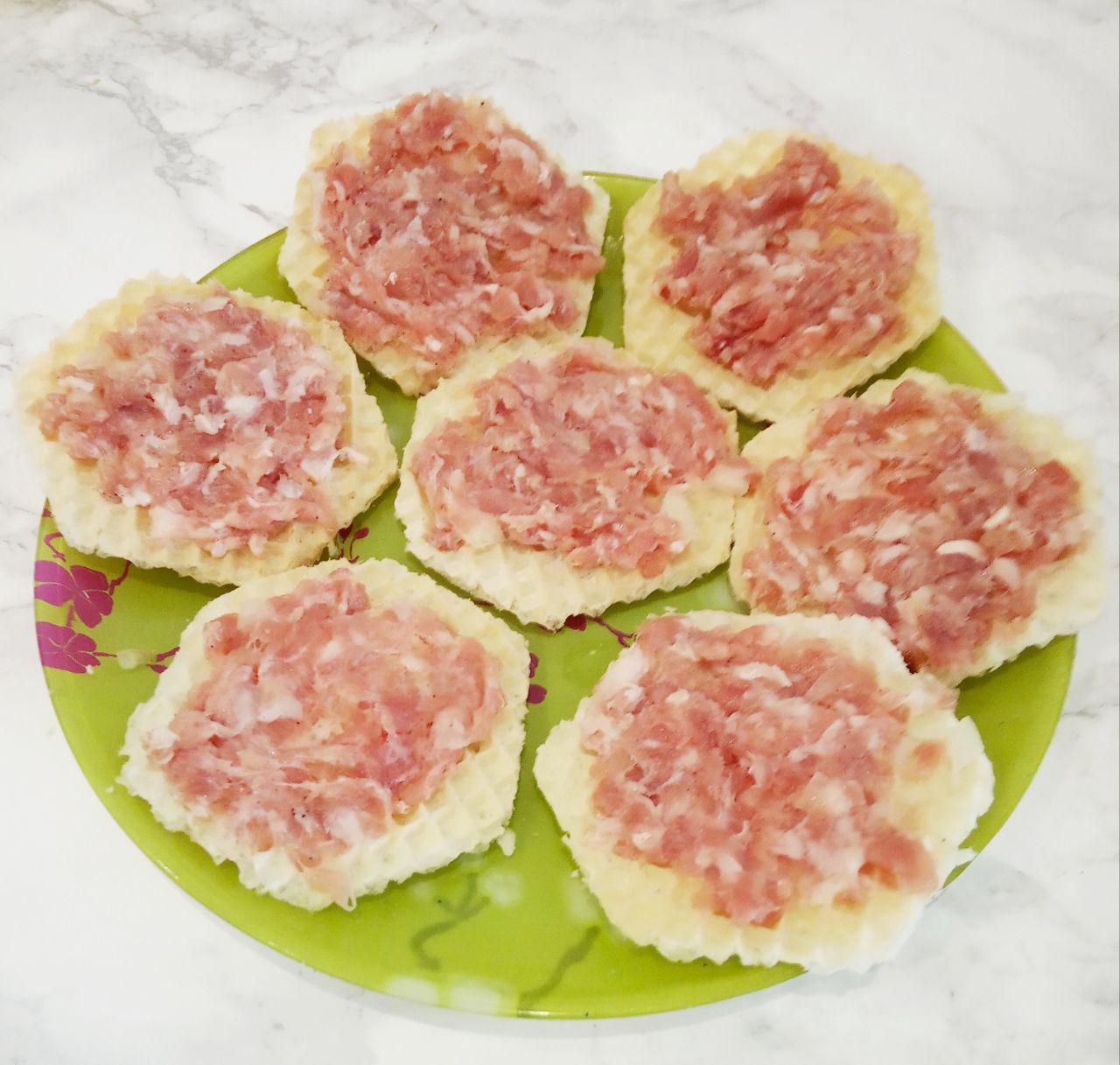 Вафельные трубочки с мясной начинкой в яичном кляре: Заготовки вафлей бывают разные, у меня вот такая была заготовка. На вафлю накладываем фарш, равномерно