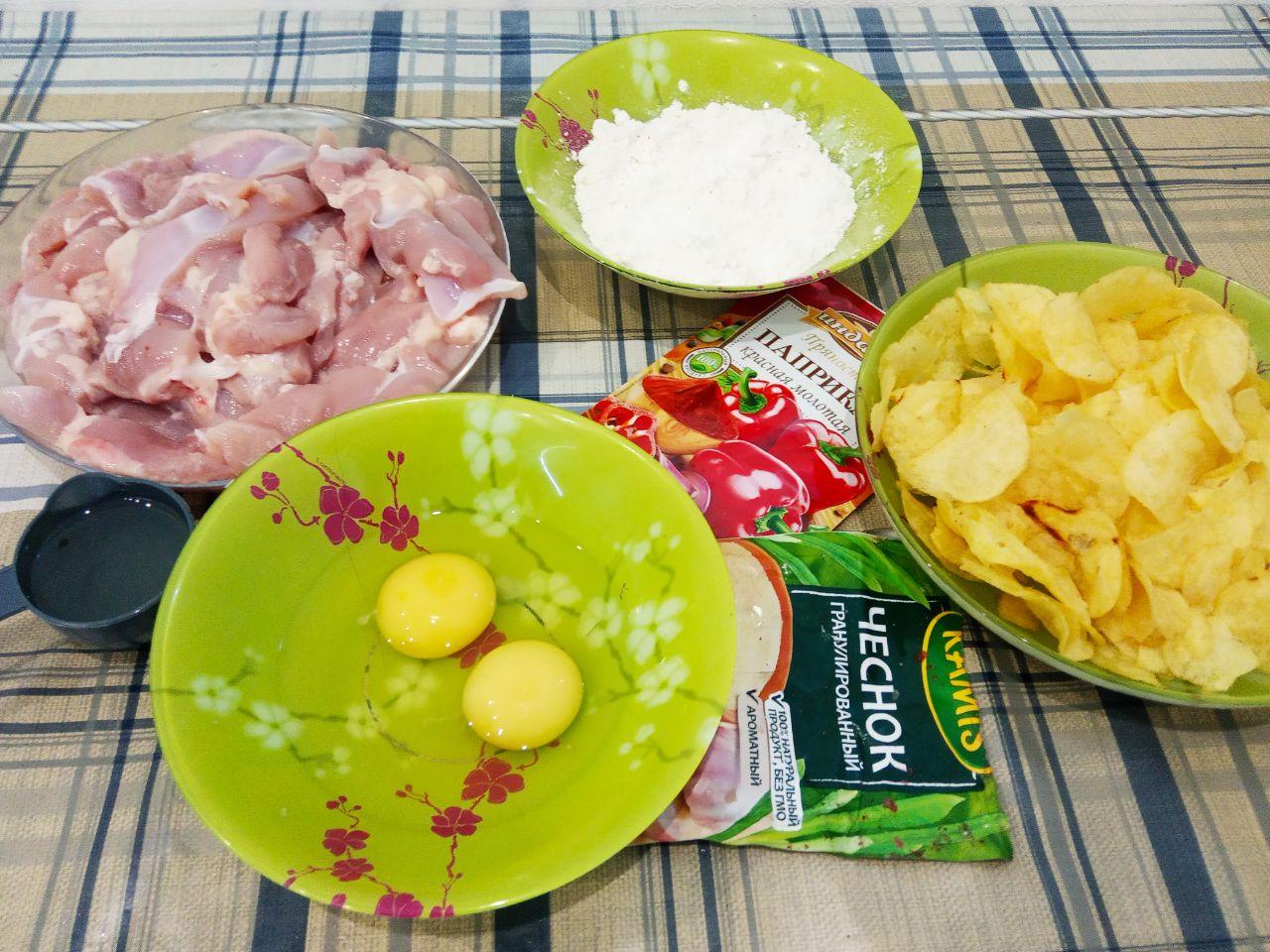 Куриные стрипсы, вкусно и аппетитно: Куриную грудку промываем и просушиваем. Грудку нарезаем длинными полосками и складываем в чашу.