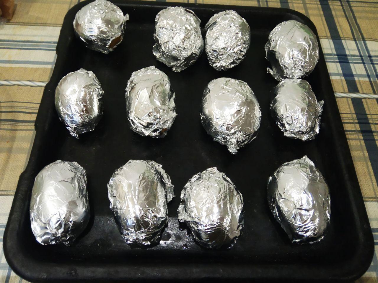 Картофель фаршированный начинкой и запеченный в духовке: Затем картофель заворачиваем в фольгу и укладываем на противень или решетку.