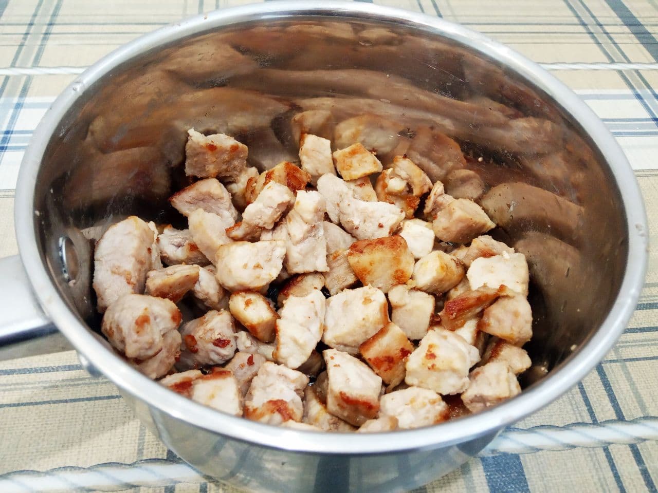 Гуляш из свинины, простой рецепт: Мясо хорошо обжариваем на растительном или сливочном масле и выкладываем в сотейник или кастрюльку.