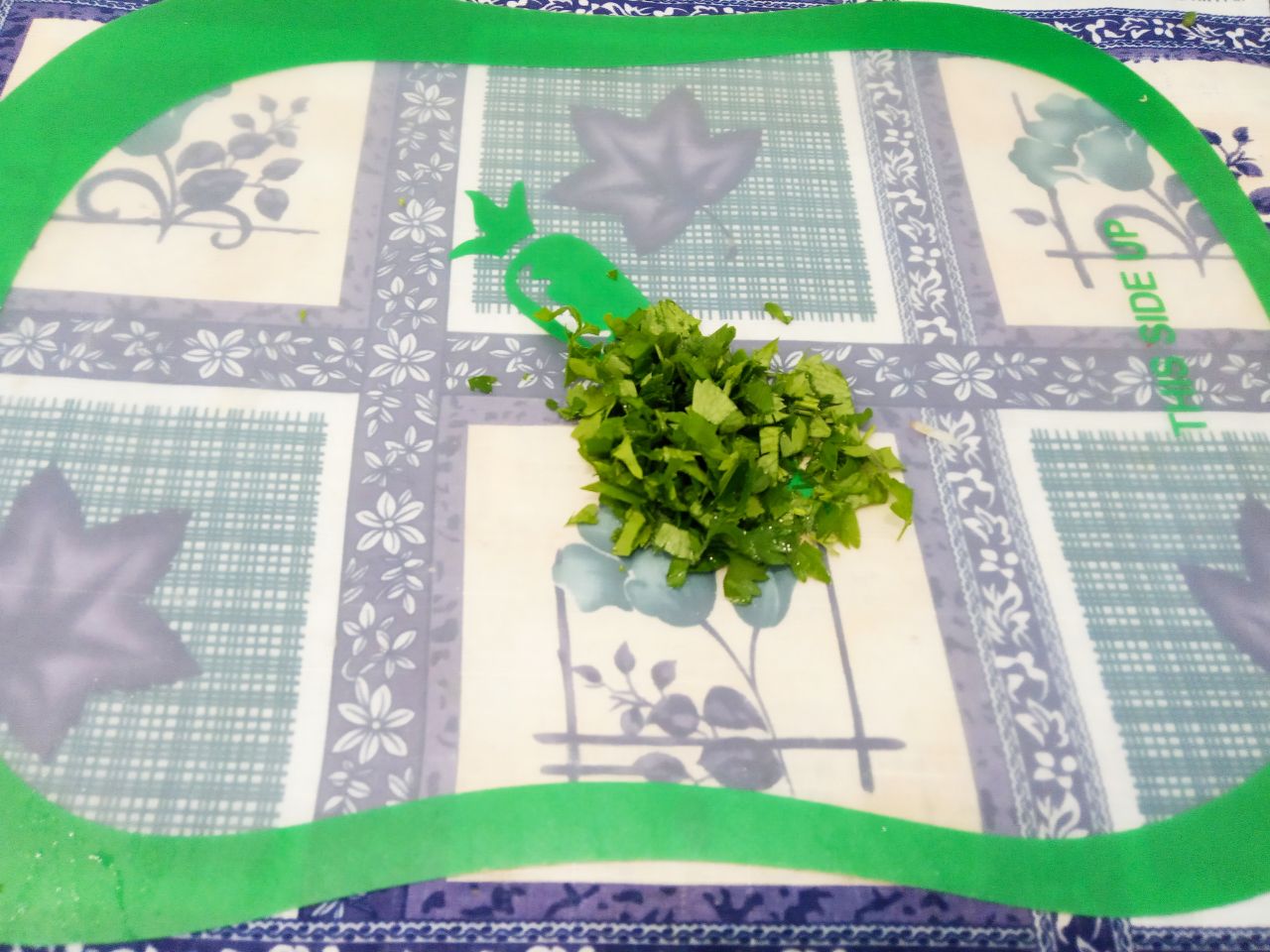 Чечевица тушеная с овощами, полезно и вкусно: Зелень укропа и петрушки промываем, просушиваем и измельчаем, добавляем перед тем как снимаем с огня.