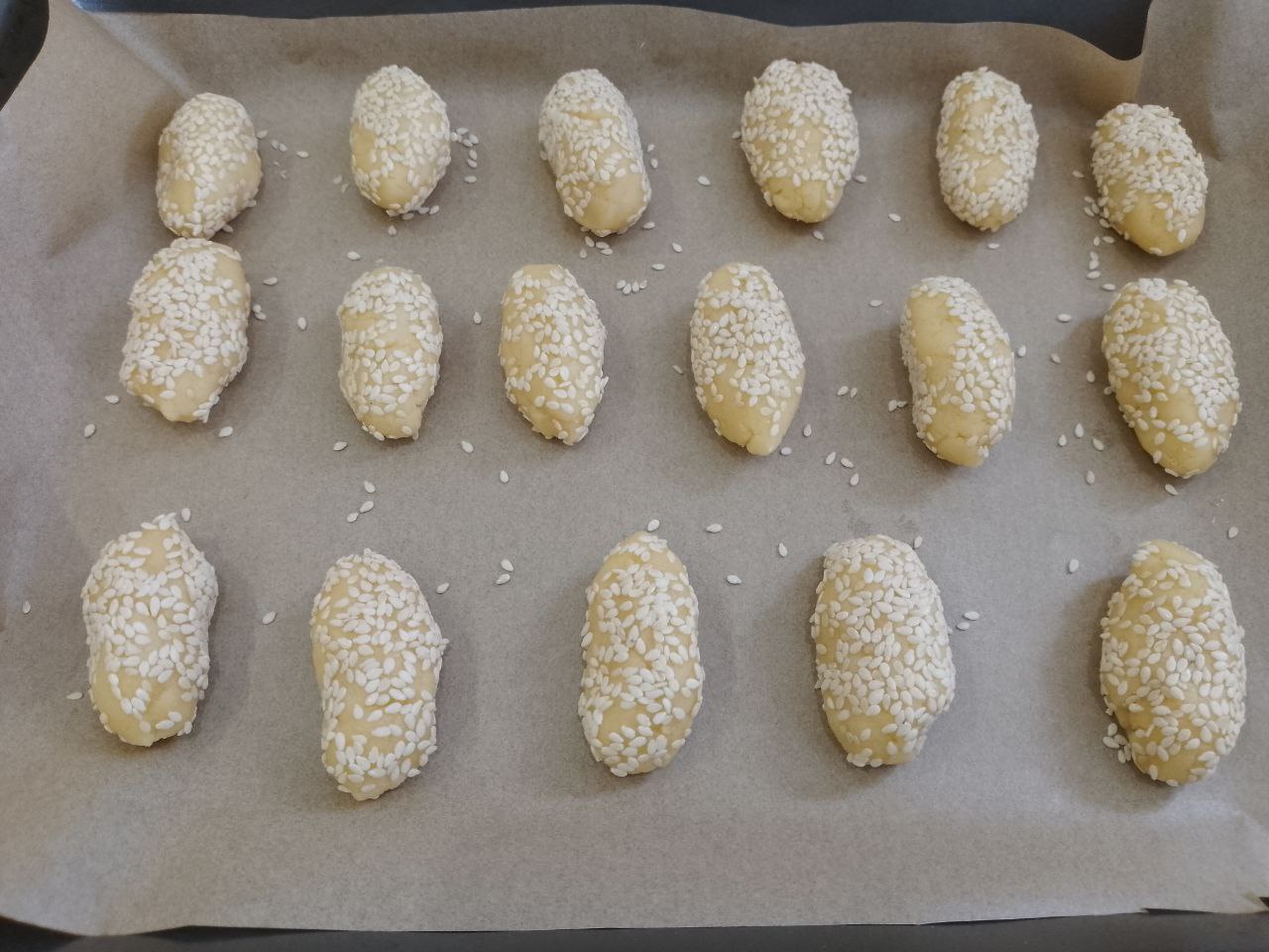 Печенье из рисовой муки в кокосовой стружке и кунжуте: Противень застилаем пергаментом и укладываем шарики.