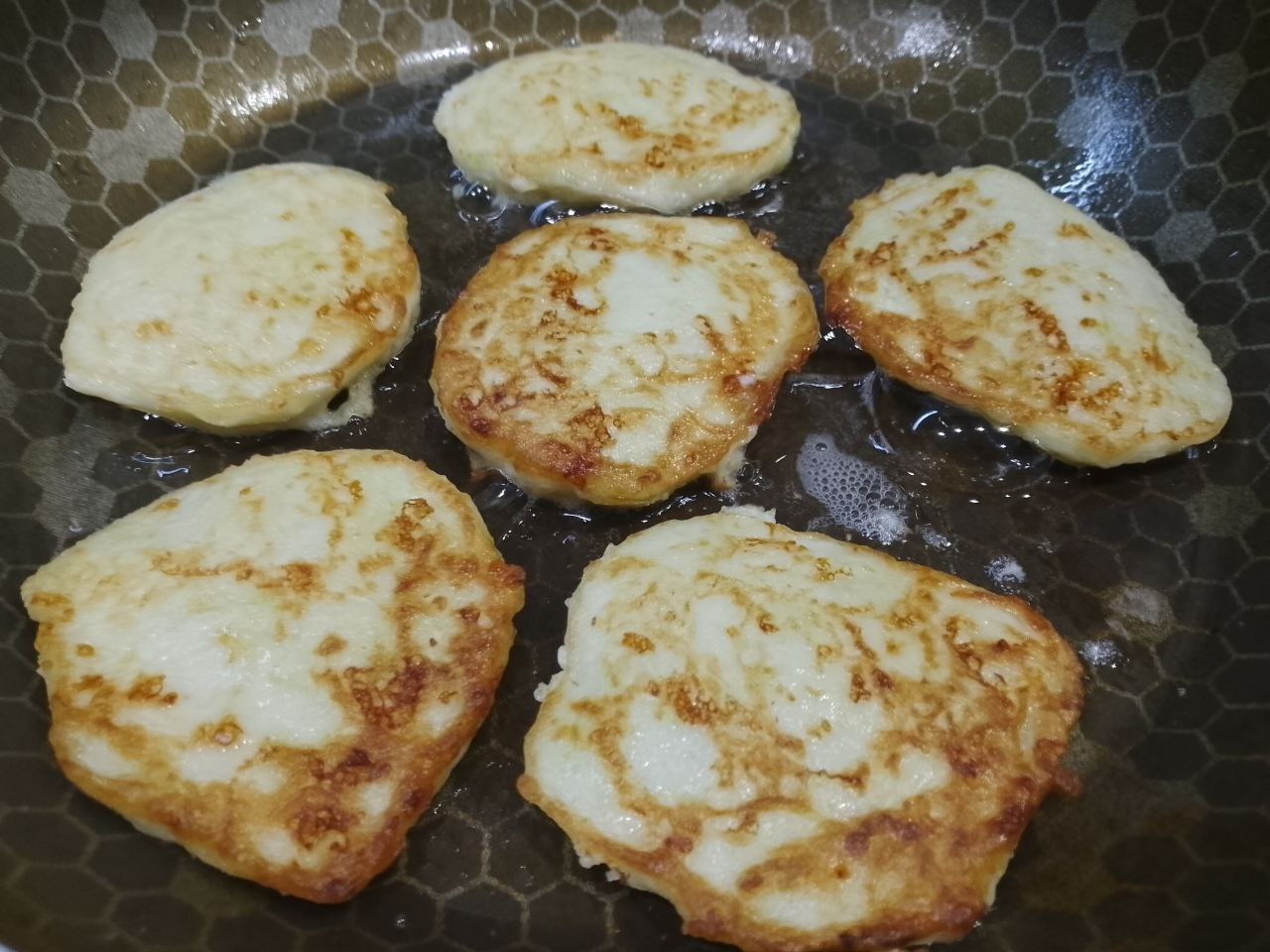 Оладьи из кабачков и сыра, просто и вкусно: Затем переворачиваем на другую сторону и обжариваем до румяной корочки.