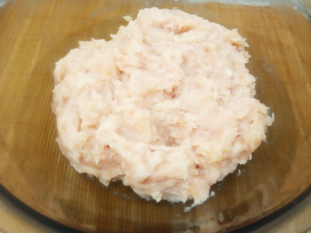 Отбивные в яичном кляре из фарша куриного филе, жареные на сковороде: Фарш складываем в чашу, добавляем перец черный и каенский по вкусу, соль и сухой чеснок, массу тщательно