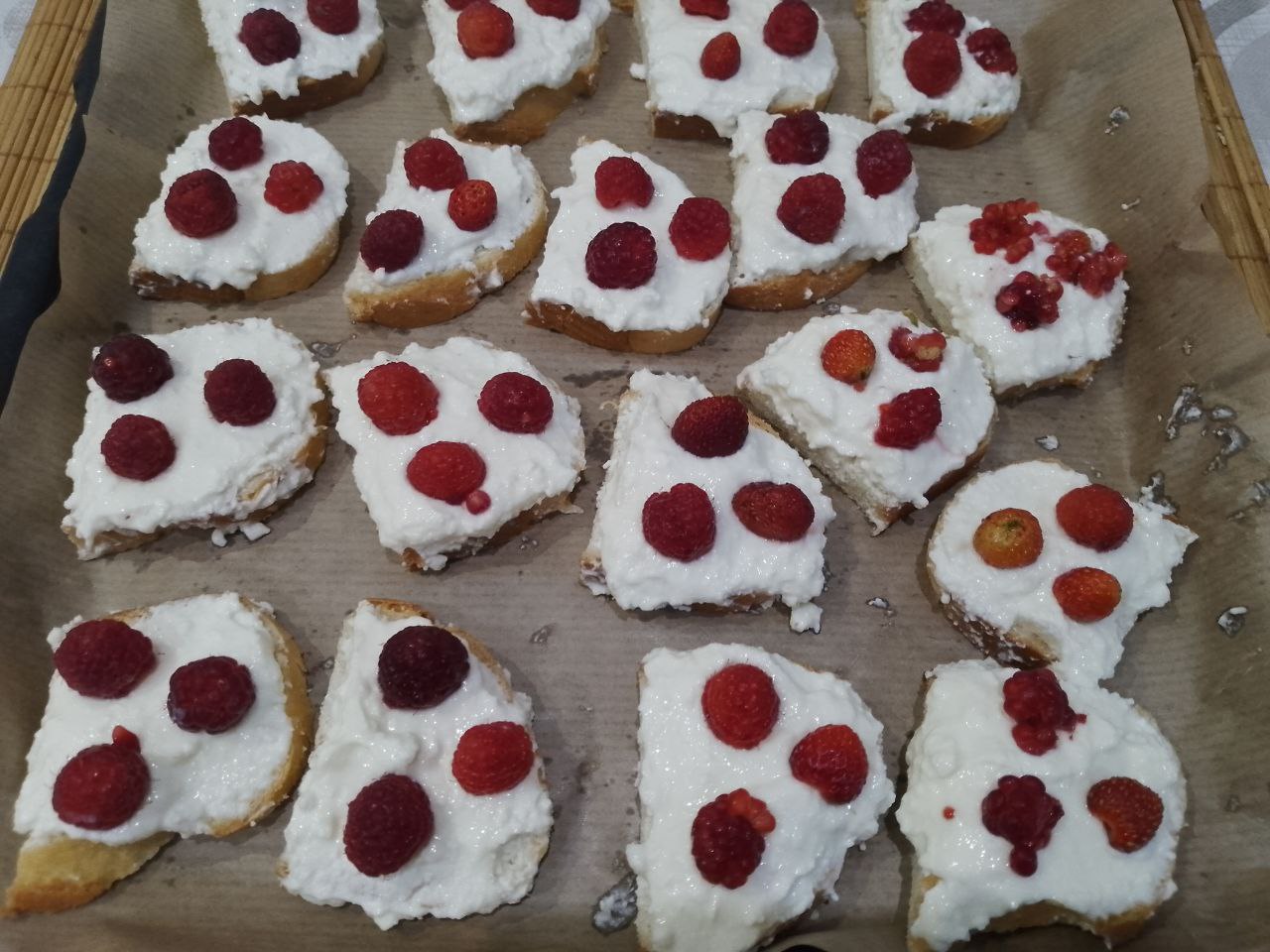 Бутерброды с творожной начинкой и ягодами, в духовке: На творожную массу выкладываем ягоды малины.