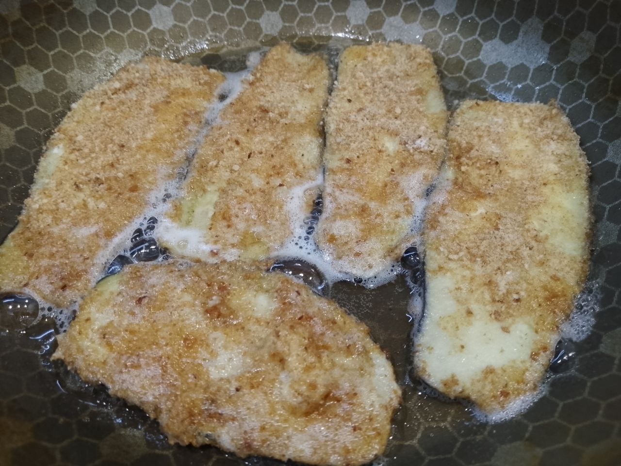 Баклажаны в яичном кляре и панировочных сухарях, с овощами: Укладываем баклажаны в разогретую сковороду на растительном масле и обжариваем до размягчения на небольшом