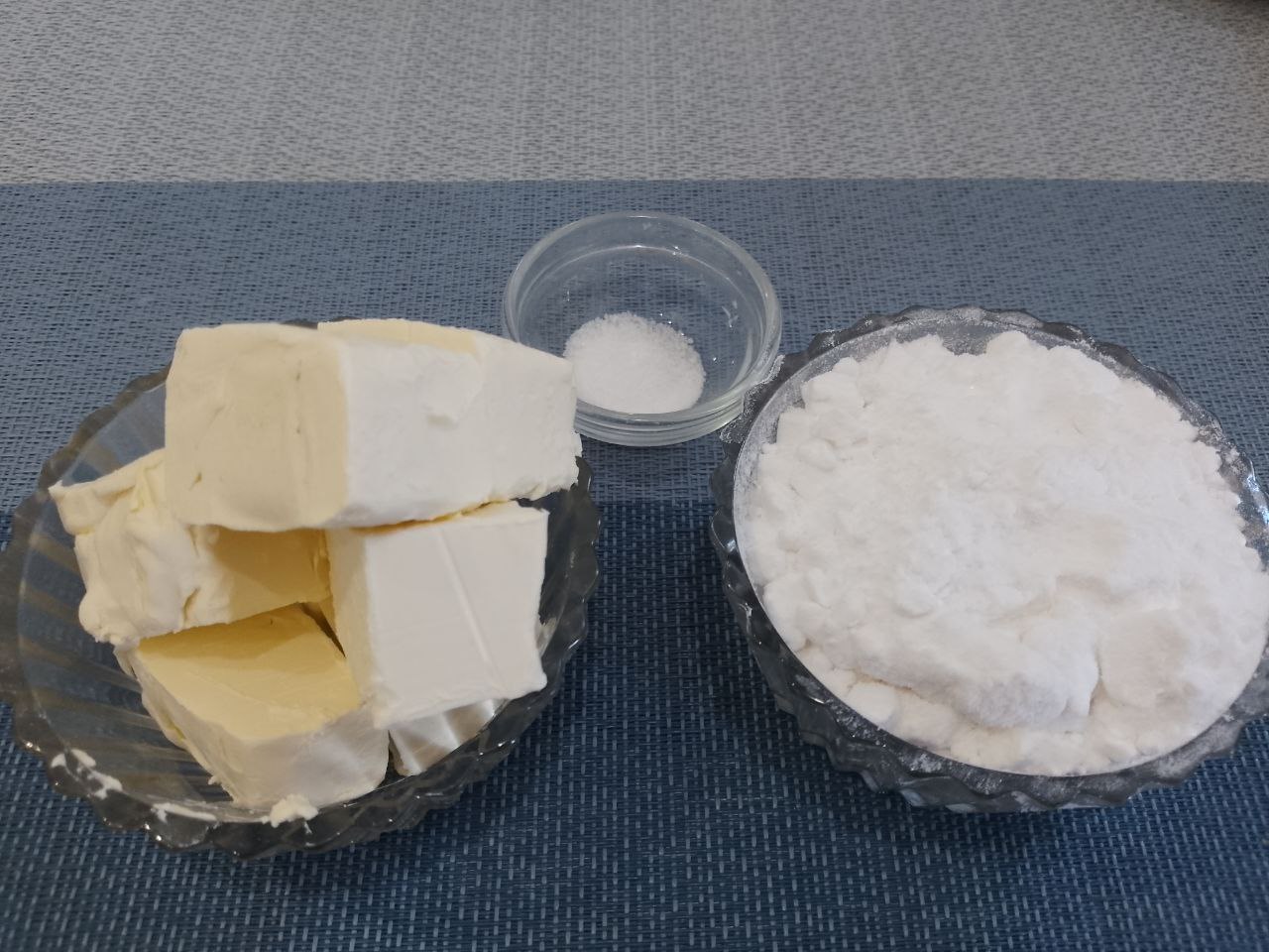Печенье из рисовой муки и крахмала, песочное и рассыпчатое: Взбиваем сливочное масло с сахарной пудрой и ванильным сахаром до однородного состояния.