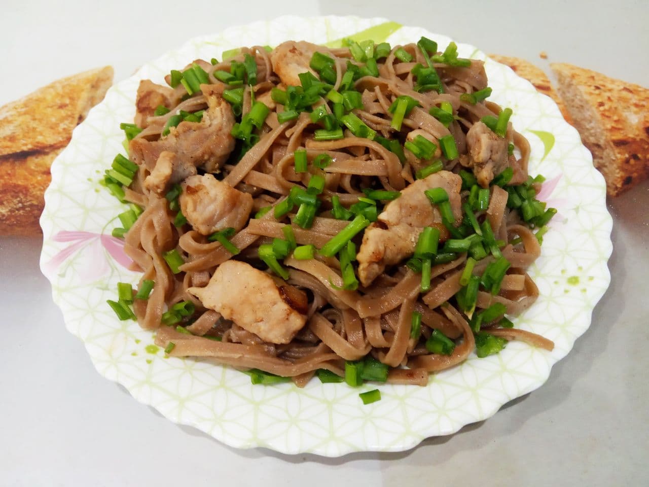 Спагетти из гречневой муки с мясом и овощами