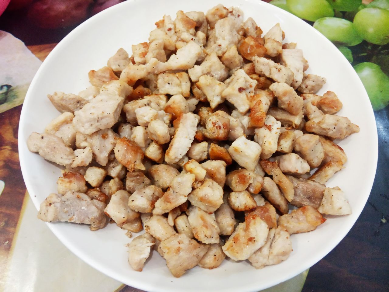 Мясной соус со сметаной, сыром и вареными желтками, к макаронам: Разогреваем сковороду с растительным маслом, кладем кусочки мяса, солим, перчим по вкусу и накрываем крышкой.