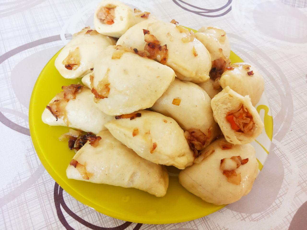 Воздушные вареники с тушеной капустой, приготовленные на пару: К вареникам я всегда готовлю луковую зажарку, вкусно. Лук нарезаю полукольцами или немного поменьше и