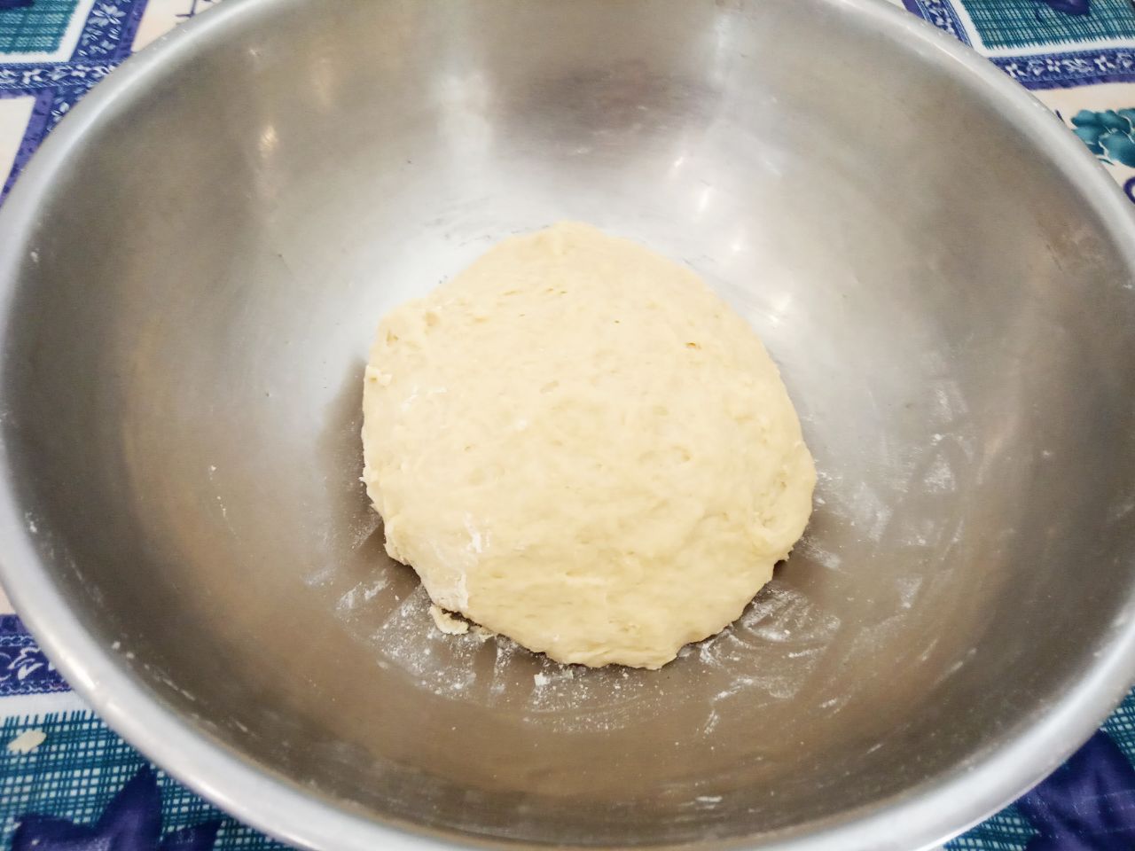 Пирожки с клубникой, из бездрожжевого теста, воздушные и рассыпчатые: Муку просеиваем через мелкое сито и добавляем частями в смесь. Замешиваем мягкое и нежное тесто.