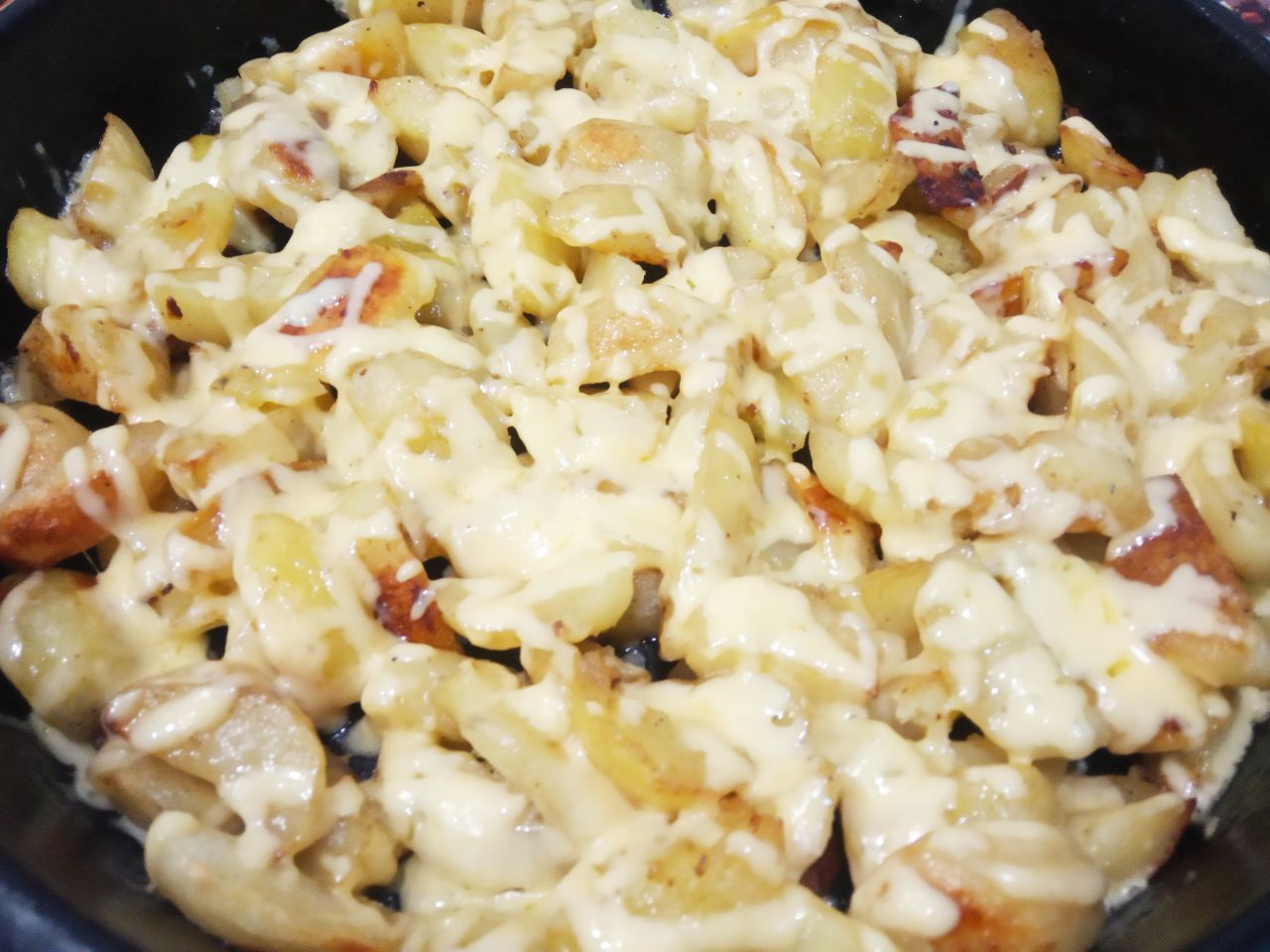 Картофель запеченный с сыром и сливочным маслом: Ставим противень ещё в духовку, чтобы расплавился сыр.