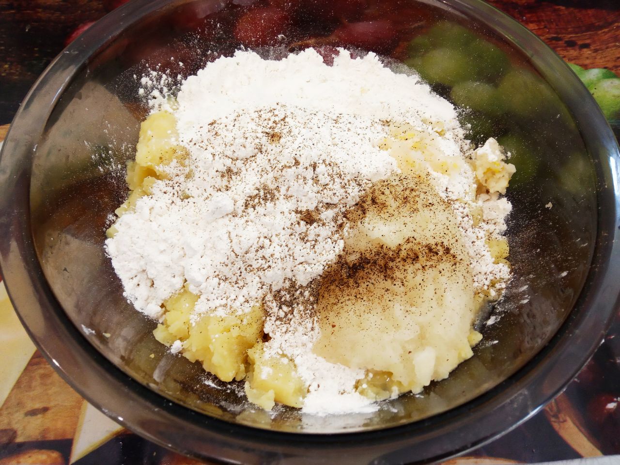Картофельные гнезда с грибной начинкой и сыром: В охлажденное пюре добавляем лук, чеснок, муку и перец по желанию. Массу тщательно размешиваем.