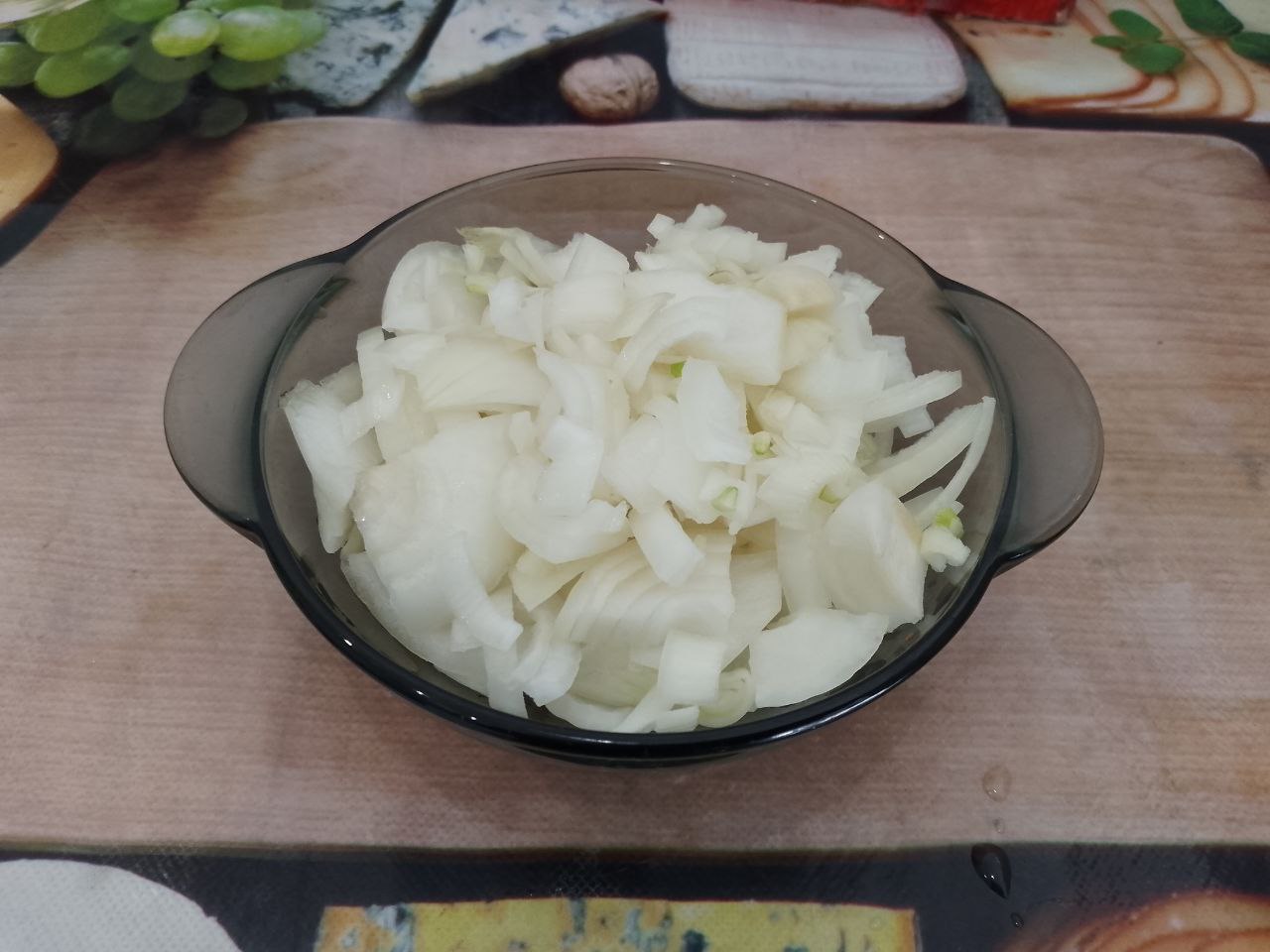 Картофель с обжаренными грибами и луком, просто и вкусно: Лук очищаем, промываем и нарезаем полукольцами.