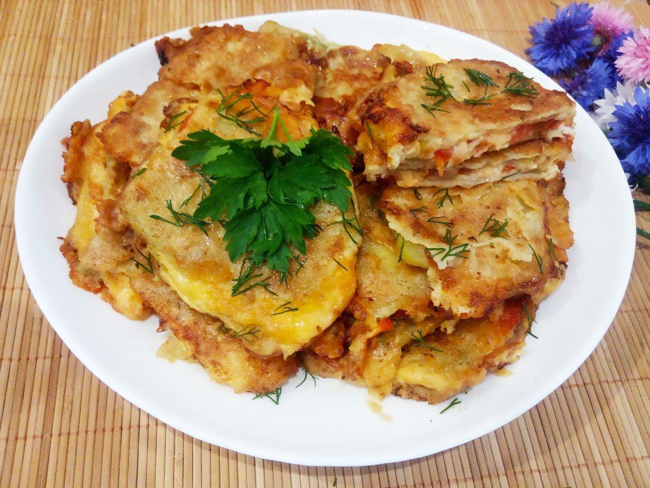 Кабачки с начинкой из помидоров и сыра, жареные в яичном кляре: Полоски кабачков с начинкой складываем на блюдо.
