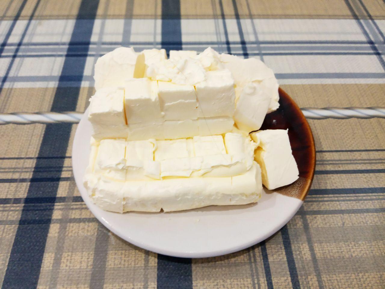 Печенье рулетики к чаю, вкусно и просто: Муку просеиваем через сито и соединяем с размягченным маргарином, растираем в крошку. Если в тесто добавляем